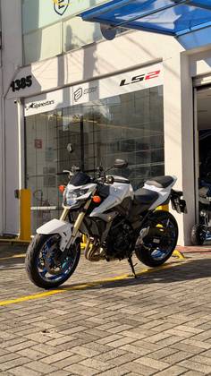 SUZUKI GSR 750 