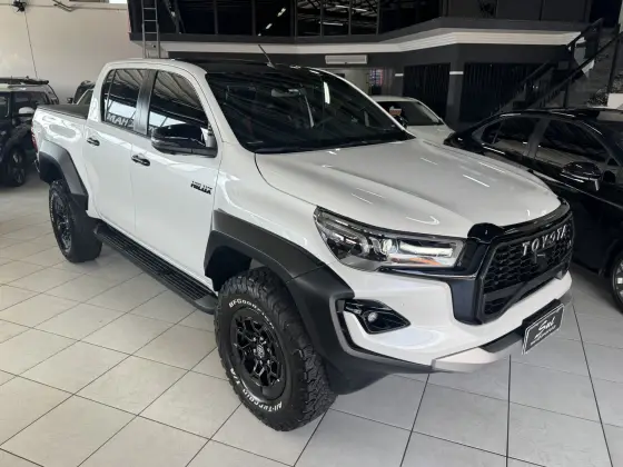 TOYOTA HILUX 2.8 D-4D TURBO DIESEL CD GR-S 4X4 AUTOMÁTICO