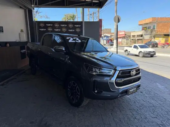 TOYOTA HILUX 2.8 D-4D TURBO DIESEL CD SRV 4X4 AUTOMÁTICO