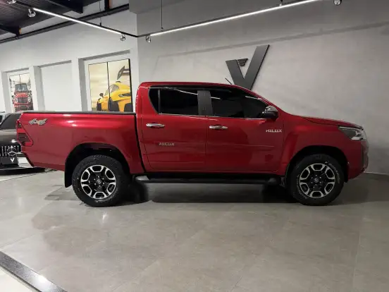 TOYOTA-HILUX-2.8 D-4D TURBO DIESEL CD SRX 4X4 AUTOMÁTICO TOYOTA-HILUX-2020