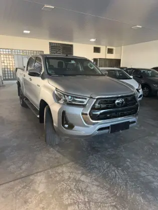 TOYOTA HILUX 2.8 D-4D TURBO DIESEL CD SRX 4X4 AUTOMÁTICO