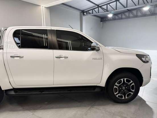 TOYOTA-HILUX-2023