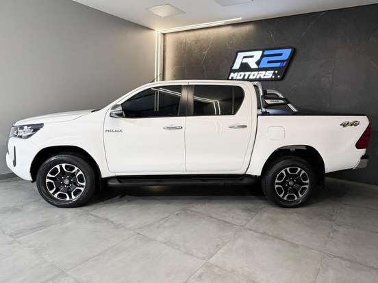 TOYOTA-HILUX-2.8 D-4D TURBO DIESEL CD SRV 4X4 AUTOMÁTICO TOYOTA-HILUX-2023