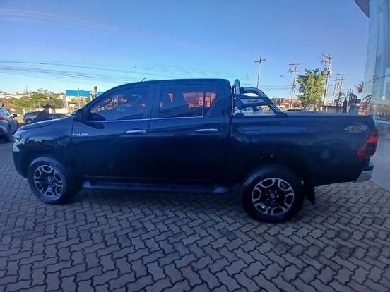 TOYOTA-HILUX-2023