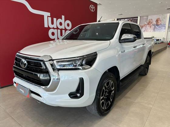TOYOTA HILUX 2.8 D-4D TURBO DIESEL CD SRX 4X4 AUTOMÁTICO