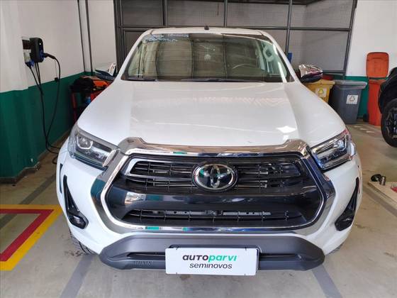 TOYOTA HILUX 2.8 D-4D TURBO DIESEL CD SRX PLUS 4X4 AUTOMÁTICO