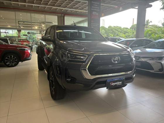 TOYOTA HILUX 2.8 D-4D TURBO DIESEL CD SRX PLUS 4X4 AUTOMÁTICO
