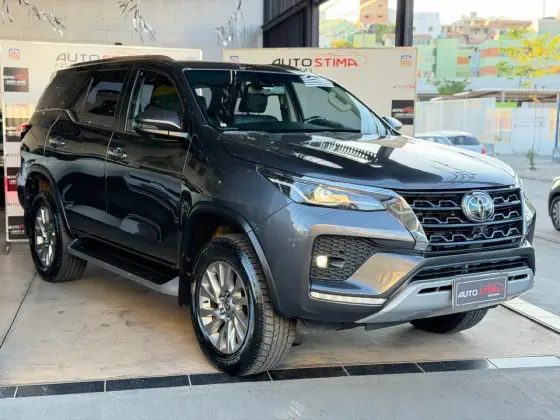 TOYOTA HILUX SW4 2.8 D-4D TURBO DIESEL SRX 7L 4X4 AUTOMÁTICO