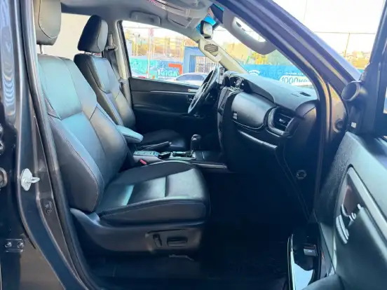 TOYOTA-HILUX SW4-2023