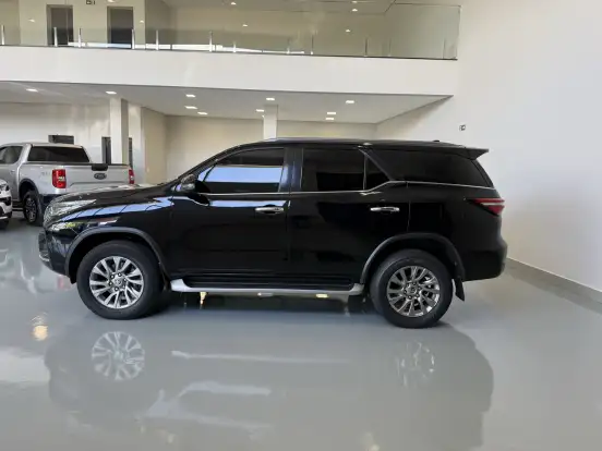 TOYOTA-HILUX SW4-2023