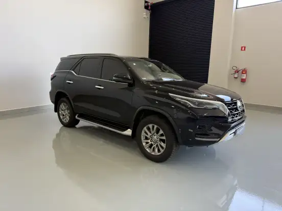 TOYOTA-HILUX SW4-2023