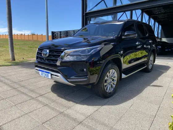 TOYOTA HILUX SW4 2.8 D-4D TURBO DIESEL SRX 7L 4X4 AUTOMÁTICO