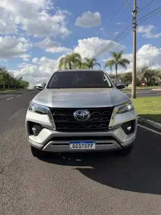 TOYOTA HILUX SW4 2.8 D-4D TURBO DIESEL SRX 7L 4X4 AUTOMÁTICO