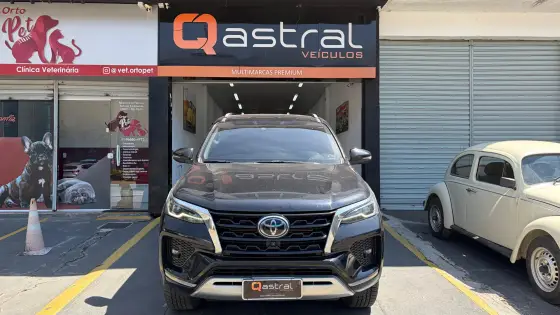 TOYOTA HILUX SW4 2.8 D-4D TURBO DIESEL SRX 7L 4X4 AUTOMÁTICO