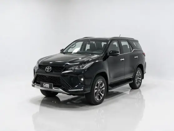 TOYOTA HILUX SW4 2.8 D-4D TURBO DIESEL SRX PLATINUM 7L 4X4 AUTOMÁTICO