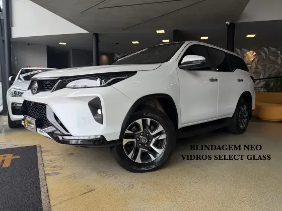 TOYOTA HILUX SW4 2.8 D-4D TURBO DIESEL SRX PLATINUM 7L 4X4 AUTOMÁTICO