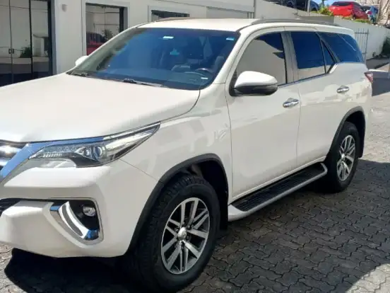 TOYOTA-HILUX SW4-2.8 SR 4X4 16V TURBO INTERCOOLER DIESEL 4P AUTOMÁTICO TOYOTA-HILUX SW4-2019