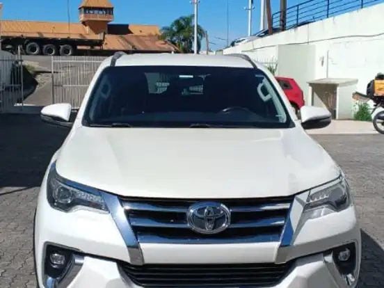 TOYOTA-HILUX SW4-2.8 SR 4X4 16V TURBO INTERCOOLER DIESEL 4P AUTOMÁTICO TOYOTA-HILUX SW4-2019