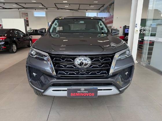 TOYOTA HILUX SW4 2.8 D-4D TURBO DIESEL SRX 7L 4X4 AUTOMÁTICO