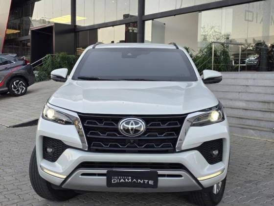 TOYOTA HILUX SW4 2.8 D-4D TURBO DIESEL SRX 7L 4X4 AUTOMÁTICO