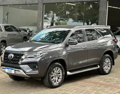 TOYOTA HILUX SW4 2.8 D-4D TURBO DIESEL SRX 7L 4X4 AUTOMÁTICO TOYOTA HILUX SW4 2.8 D-4D TURBO DIESEL SRX 7L 4X4 AUTOMÁTICO