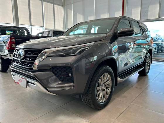 TOYOTA HILUX SW4 2.8 D-4D TURBO DIESEL SRX 7L 4X4 AUTOMÁTICO