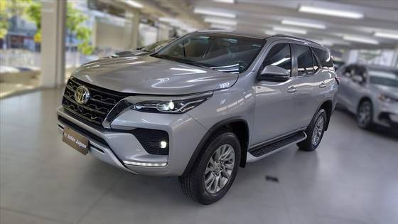 TOYOTA HILUX SW4 2.8 D-4D TURBO DIESEL SRX 7L 4X4 AUTOMÁTICO