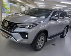TOYOTA HILUX SW4 2.8 D-4D TURBO DIESEL SRX 7L 4X4 AUTOMÁTICO TOYOTA HILUX SW4 2.8 D-4D TURBO DIESEL SRX 7L 4X4 AUTOMÁTICO
