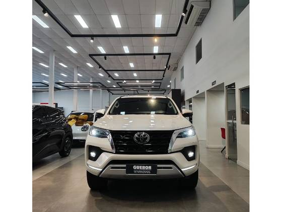 TOYOTA HILUX SW4 2.8 D-4D TURBO DIESEL SRX 7L 4X4 AUTOMÁTICO