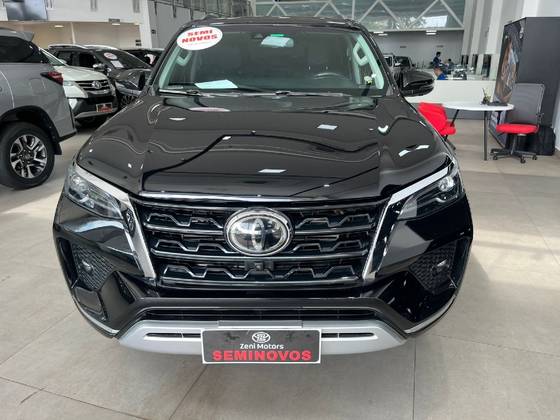 TOYOTA HILUX SW4 2.8 D-4D TURBO DIESEL SRX 7L 4X4 AUTOMÁTICO