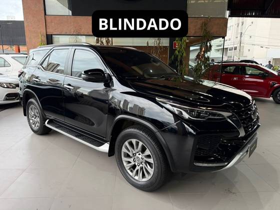 TOYOTA HILUX SW4 2.8 D-4D TURBO DIESEL SRX 7L 4X4 AUTOMÁTICO