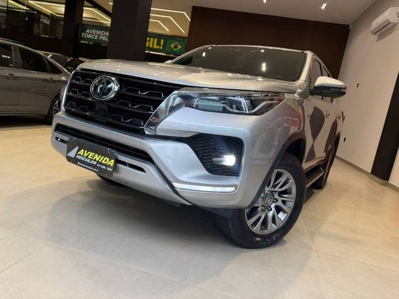 TOYOTA HILUX SW4 2.8 D-4D TURBO DIESEL SRX 7L 4X4 AUTOMÁTICO