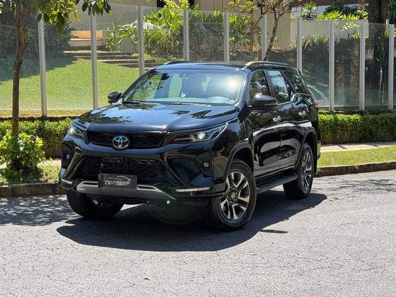 TOYOTA HILUX SW4 2.8 D-4D TURBO DIESEL SRX PLATINUM 4X4 AUTOMÁTICO