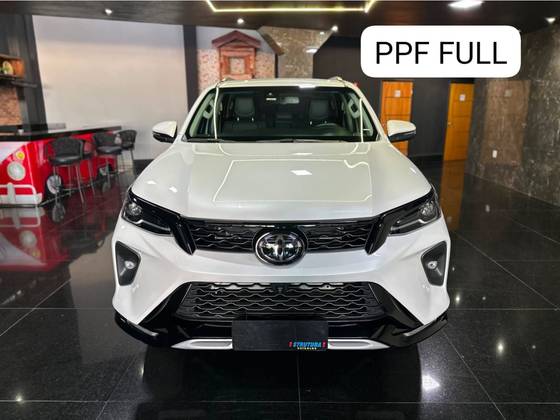 TOYOTA HILUX SW4 2.8 D-4D TURBO DIESEL SRX PLATINUM 7L 4X4 AUTOMÁTICO