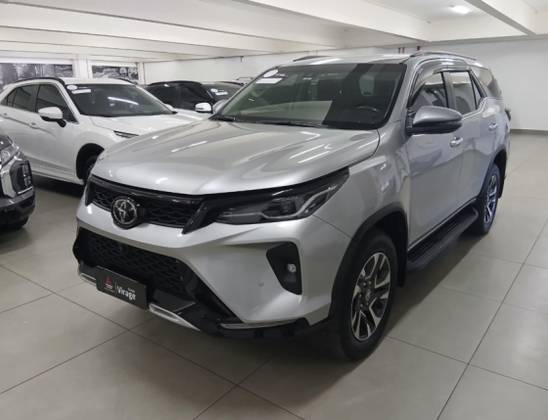 TOYOTA HILUX SW4 2.8 D-4D TURBO DIESEL SRX PLATINUM 7L 4X4 AUTOMÁTICO