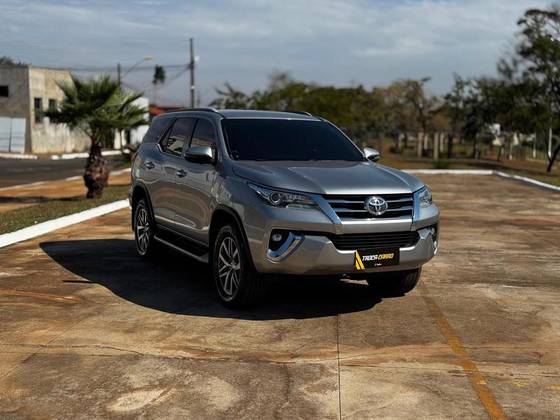 TOYOTA HILUX SW4 2.8 SRX 4X4 7 LUGARES 16V TURBO INTERCOOLER DIESEL 4P AUTOMÁTICO