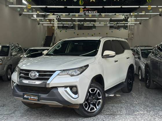 TOYOTA HILUX SW4 2.8 SRX 4X4 7 LUGARES 16V TURBO INTERCOOLER DIESEL 4P AUTOMÁTICO