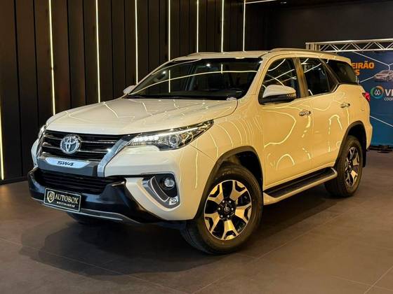 TOYOTA HILUX SW4 2.8 SRX DIAMOND 4X4 7 LUGARES 16V TURBO INTERCOOLER DIESEL 4P AUTOMÁTICO