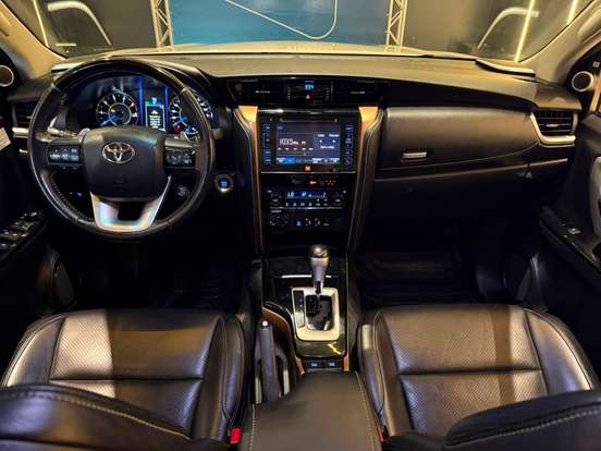 TOYOTA-HILUX SW4-2.8 SRX DIAMOND 4X4 7 LUGARES 16V TURBO INTERCOOLER DIESEL 4P AUTOMÁTICO TOYOTA-HILUX SW4-2018