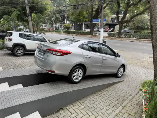TOYOTA-YARIS-2019