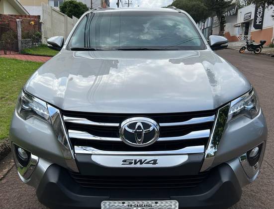 TOYOTA HILUX SW4 2.8 SRX 4X4 7 LUGARES 16V TURBO INTERCOOLER DIESEL 4P AUTOMÁTICO