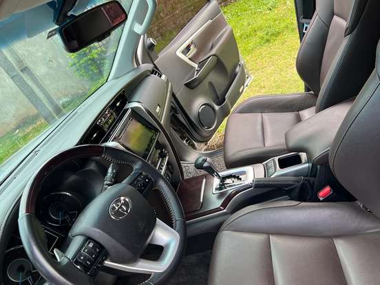 TOYOTA-HILUX SW4-2.8 SRX 4X4 7 LUGARES 16V TURBO INTERCOOLER DIESEL 4P AUTOMÁTICO TOYOTA-HILUX SW4-2017
