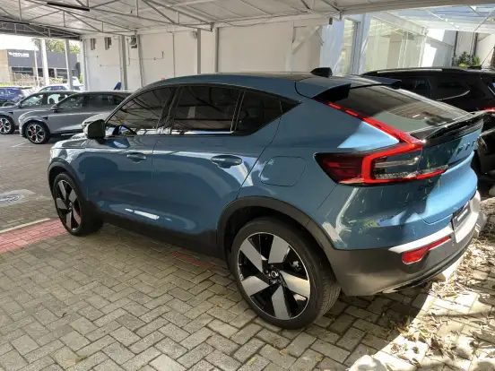 VOLVO-C40-2023