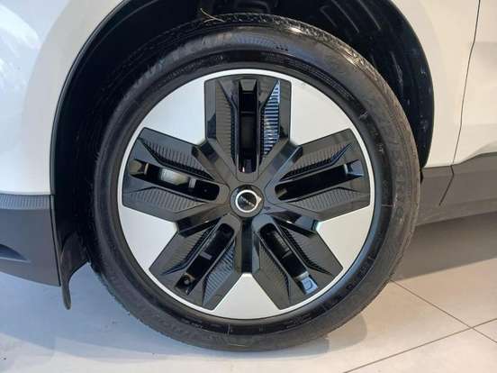 VOLVO-EX30-2024