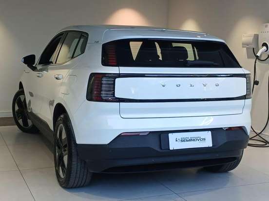 VOLVO-EX30-2024