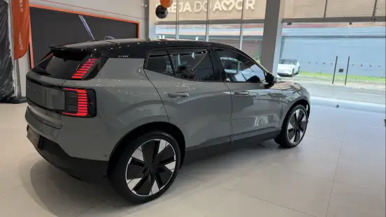 VOLVO-EX30-2024