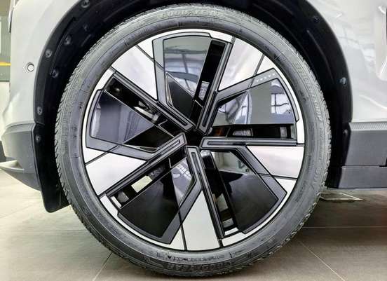 VOLVO-EX30-2024