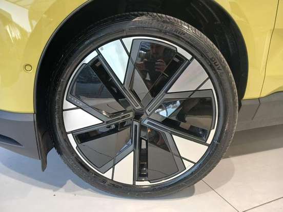 VOLVO-EX30-2024
