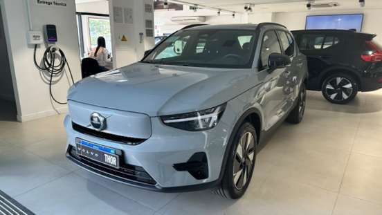 VOLVO-EX40-2025