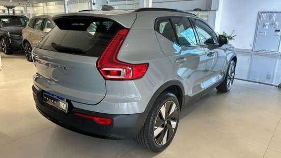 VOLVO-EX40-2025